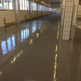 Fußbodenausgleich als Vorbereitung für Fliesenarbeiten